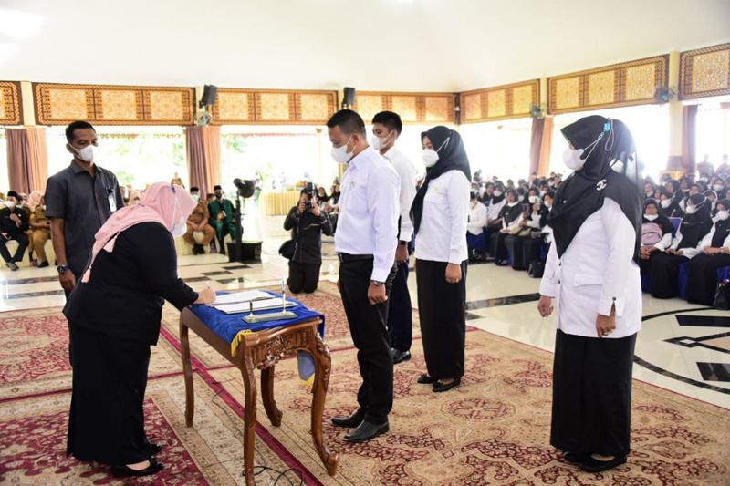 Bupati Bengkalis Kasmarni menandatangani SK dan penyerahan SK kepada CPNS dan PPPK di Wisma Daerah Bengkalis, Senin (30/5/2022).